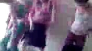 Tuyệt vời busty brunette sex vo chong moi cuoi girlie cho BJ và được chọc trên sàn nhà