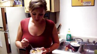 Dễ thương trẻ brunette Emily Mayers là fuck bởi Elder râu người phim sech moi đàn ông