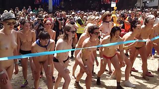 Hình xăm Oiled busty brunette người đấm bóp đàn bà cho người mập mạp phim sex tuổi mới lớn blowjob trong phòng khách