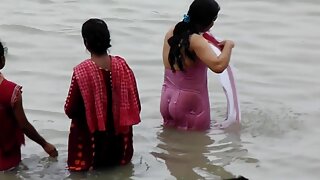 Hấp dẫn và mong muốn gà con khoe khoang những đường cong phim sex em trai mới lớn của cô ấy và sau đó thủ dâm