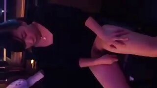 Nữ thần Nhật Bản này đang chơi với những chú boobies của phim sẽc moi cô ấy khi cô ấy đang ở trên đỉnh
